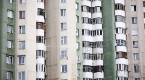 GEST DISPERAT. O femeie din Capitală s-a aruncat de la etajul zece al unui bloc. DETALII GROAZNICE 