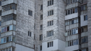 GEST DISPERAT. O tânără a sărit de la etajul patru al unui bloc din Capitală (VIDEO)