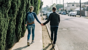 ŞOCANT! Ce s-a întâmplat cu doi tineri care AU FĂCUT GLUME pe seama unui cuplu (VIDEO)