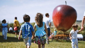 Carnavalul Copiilor la Vatra. Zi de poveste pentru zeci de micuți impresionați (VIDEO)