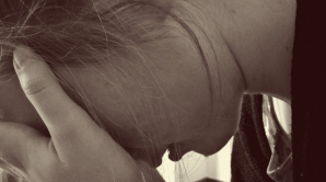 GROAZNIC! O moldoveancă, agresată sexual de fostul iubit sub ochii mai multor copii