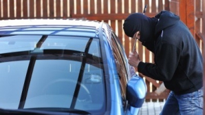 Trei indivizi, REŢINUŢI în timp ce intenţionau să vândă roţi furate. Ce le-au declarat poliţiştilor (VIDEO)