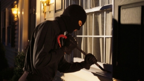 ÎNTÂMPLARE HAIOASĂ! De necrezut cine l-a speriat pe un hoţ care a vrut să jefuiască un magazin