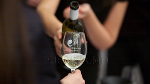 MITURI DEMONTATE! Cum se serveşte corect vinul alb şi vinul roşu. Explicaţiile unui oenolog celebru