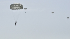 NO COMMENT! Militarii Armatei Naţionale  au executat salturi cu paraşuta (VIDEO)