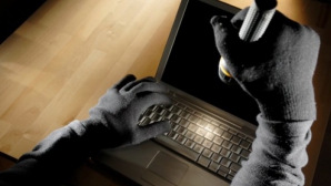 Şi-a setat laptopul să facă poze la 3 încercări eşuate de parolă. A rămas MUT când a văzut spionul (FOTO)