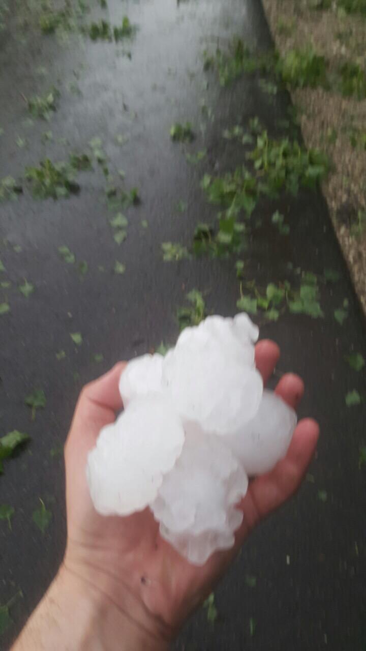 DEZASTRU la Ungheni! GRINDINA CÂT OUL DE GÂINĂ a făcut prăpăd. Localnicii, în STARE DE ȘOC (FOTO/VIDEO)