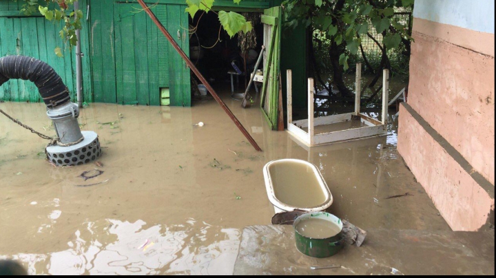 POTOP la Ceadîr-Lunga. Ploile torenţiale au afectat 52 de gospodării, 21 persoane au fost evacuate (FOTOREPORT)