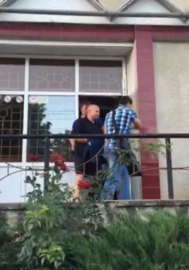 EXCLUSIV! MOMENTUL REŢINERII celor doi şefi de la Inspectoratul de Poliţie din Râşcani (FOTO/VIDEO)