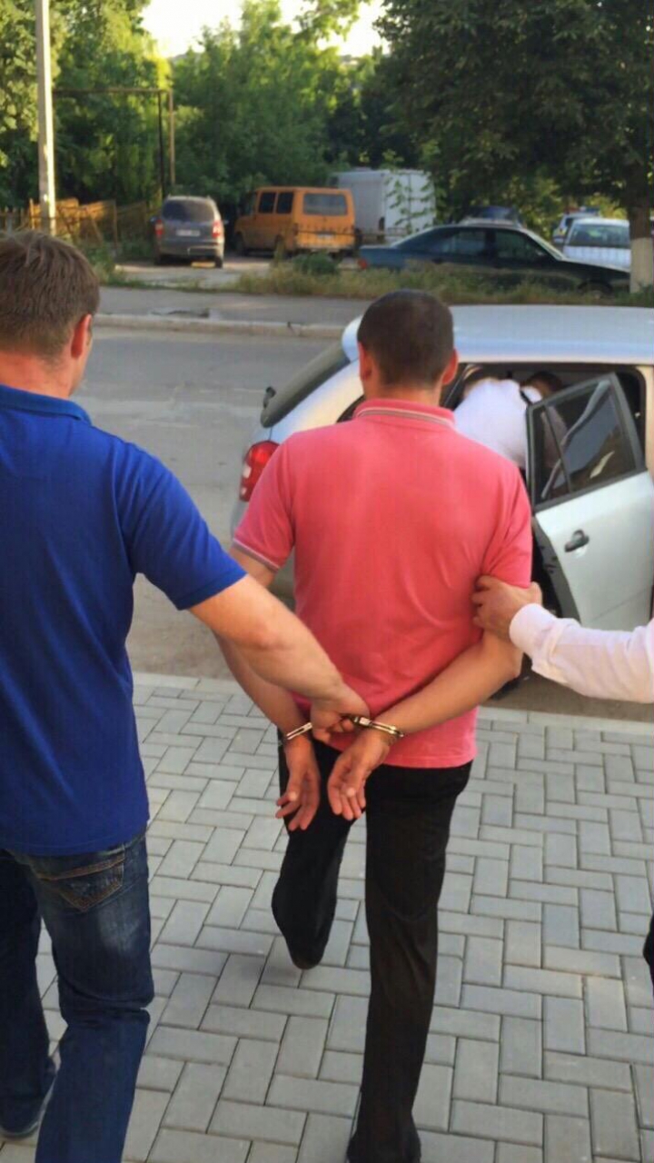 EXCLUSIV! MOMENTUL REŢINERII celor doi şefi de la Inspectoratul de Poliţie din Râşcani (FOTO/VIDEO)