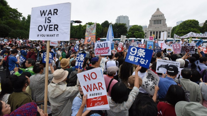 Zeci de mii de oameni au protestat la Okinawa împotriva prezenţei bazelor militare americane în zonă