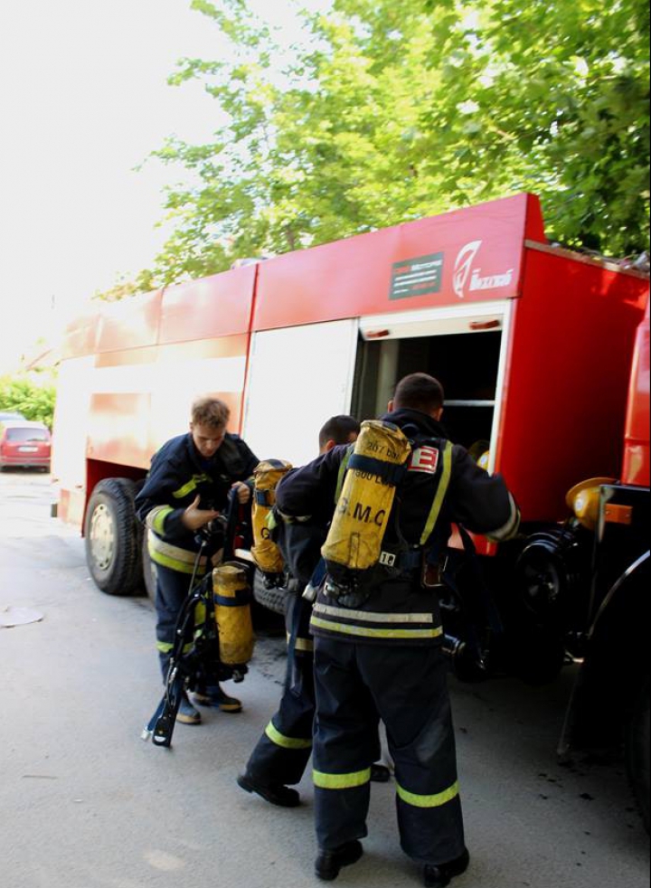 Un autobuz S-A RĂSTURNAT pe şoseaua Balcani. Zeci de pompieri au intervenit (VIDEO/FOTO)