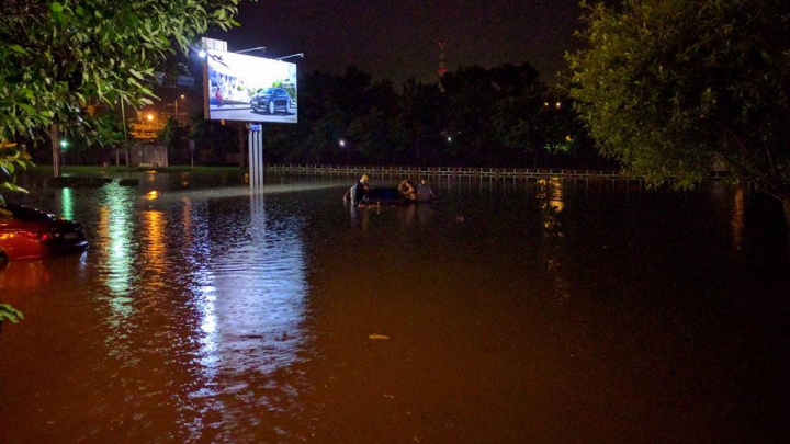 NO COMMENT! INUNDAȚII ÎN CHIȘINĂU. Mașinile plutesc pe șosea  (VIDEO)