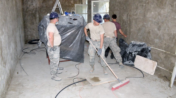 GEST IMPRESIONANT! Soldaţii americani renovează cantina unei şcoli de la Botanica (FOTO)