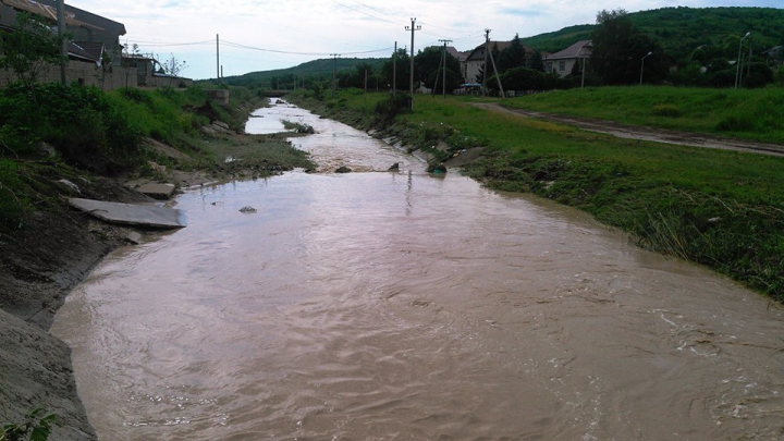 După ploaia de aseară, satul Cojuşna arată ca DUPĂ RĂZBOI (FOTO)