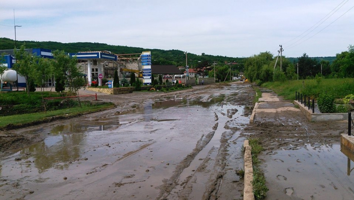 După ploaia de aseară, satul Cojuşna arată ca DUPĂ RĂZBOI (FOTO)