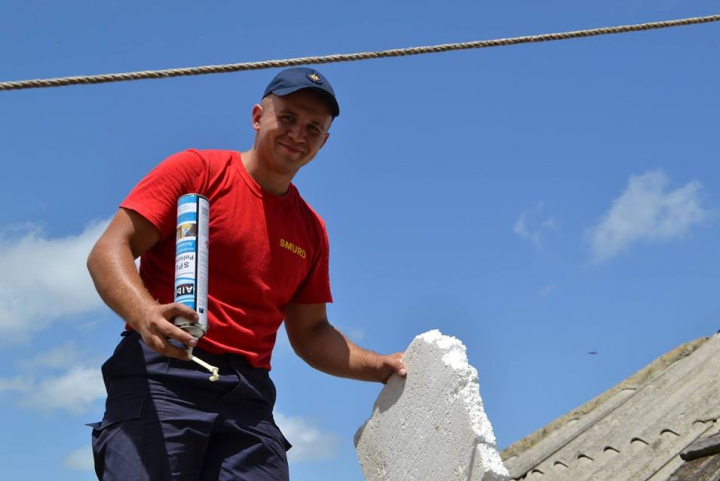 Camioanele cu ardezie au ajuns în satele afectate de ploaia cu grindină de sâmbătă seara (FOTO/VIDEO)