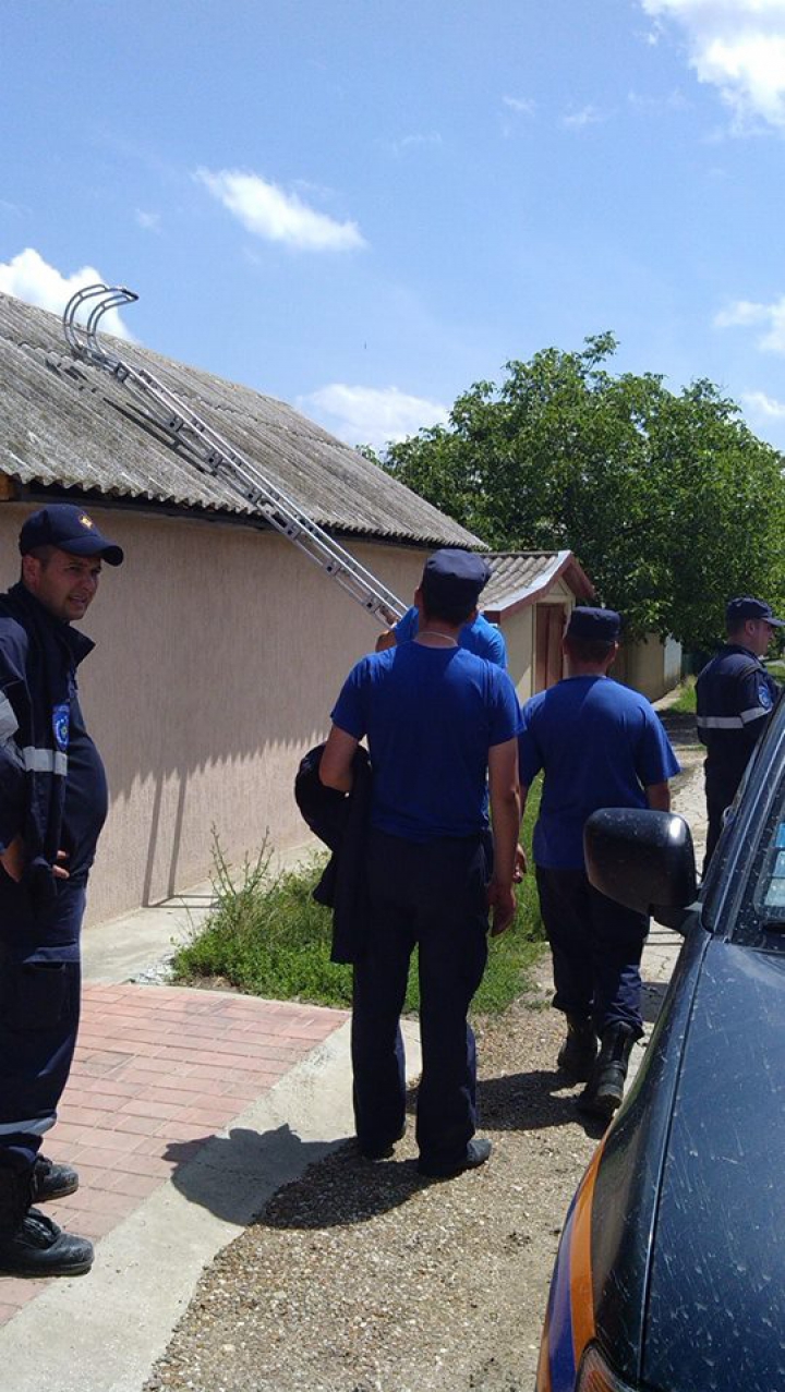 Camioanele cu ardezie au ajuns în satele afectate de ploaia cu grindină de sâmbătă seara (FOTO/VIDEO)