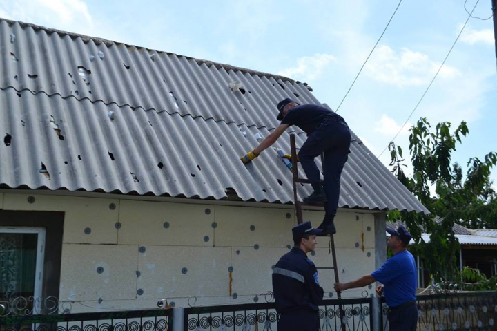 Camioanele cu ardezie au ajuns în satele afectate de ploaia cu grindină de sâmbătă seara (FOTO/VIDEO)