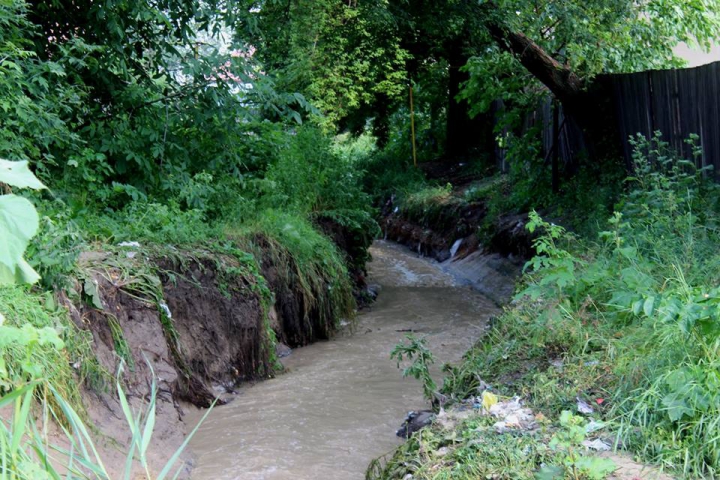 PLOAIA PUTERNICĂ A INUNDAT mai multe gospodării din raioanele Strășeni și Hâncești (FOTO/VIDEO)