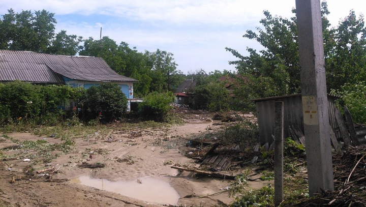 După ploaia de aseară, satul Cojuşna arată ca DUPĂ RĂZBOI (FOTO)