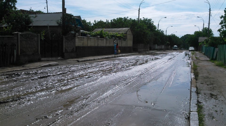 După ploaia de aseară, satul Cojuşna arată ca DUPĂ RĂZBOI (FOTO)