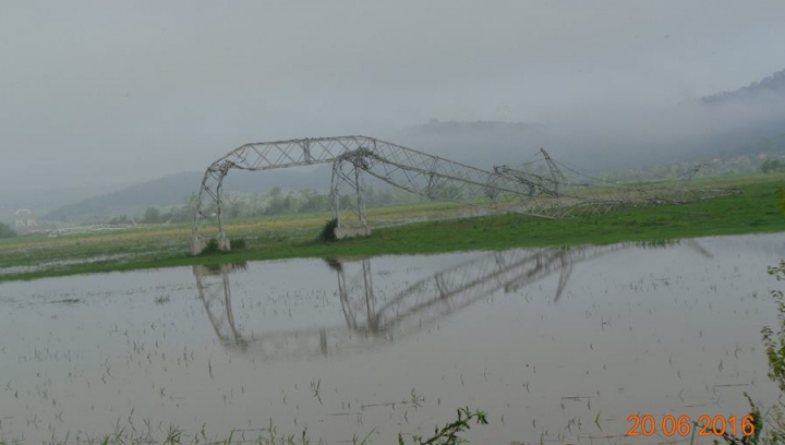 Natura şi-a arătat FORŢA! Imagini SPECTACULOASE cu stâlpi de electricitate contorsionaţi de tornadă