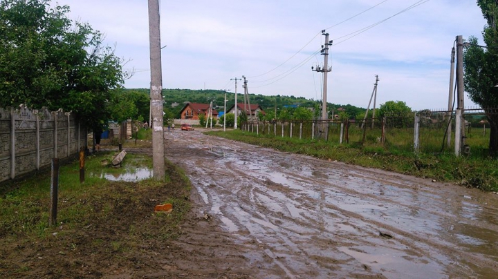 După ploaia de aseară, satul Cojuşna arată ca DUPĂ RĂZBOI (FOTO)