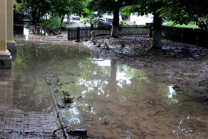 PLOAIA PUTERNICĂ A INUNDAT mai multe gospodării din raioanele Strășeni și Hâncești (FOTO/VIDEO)