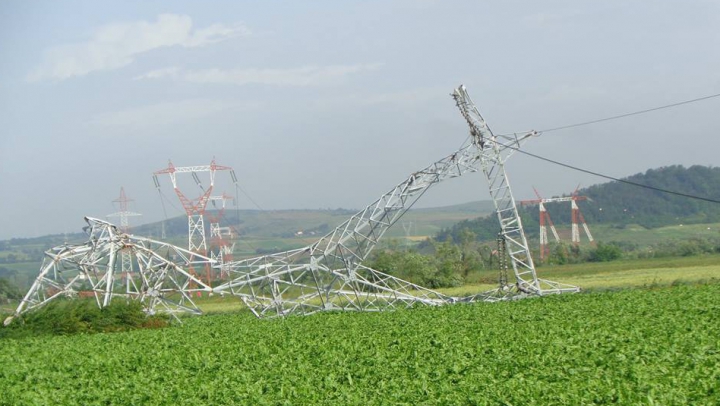 Natura şi-a arătat FORŢA! Imagini SPECTACULOASE cu stâlpi de electricitate contorsionaţi de tornadă