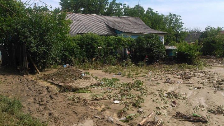 După ploaia de aseară, satul Cojuşna arată ca DUPĂ RĂZBOI (FOTO)