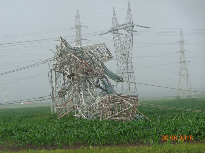 Natura şi-a arătat FORŢA! Imagini SPECTACULOASE cu stâlpi de electricitate contorsionaţi de tornadă