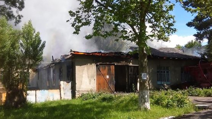 INCENDIU GRAV la Soroca. Arde Colegiul Tehnic Agricol (FOTO)