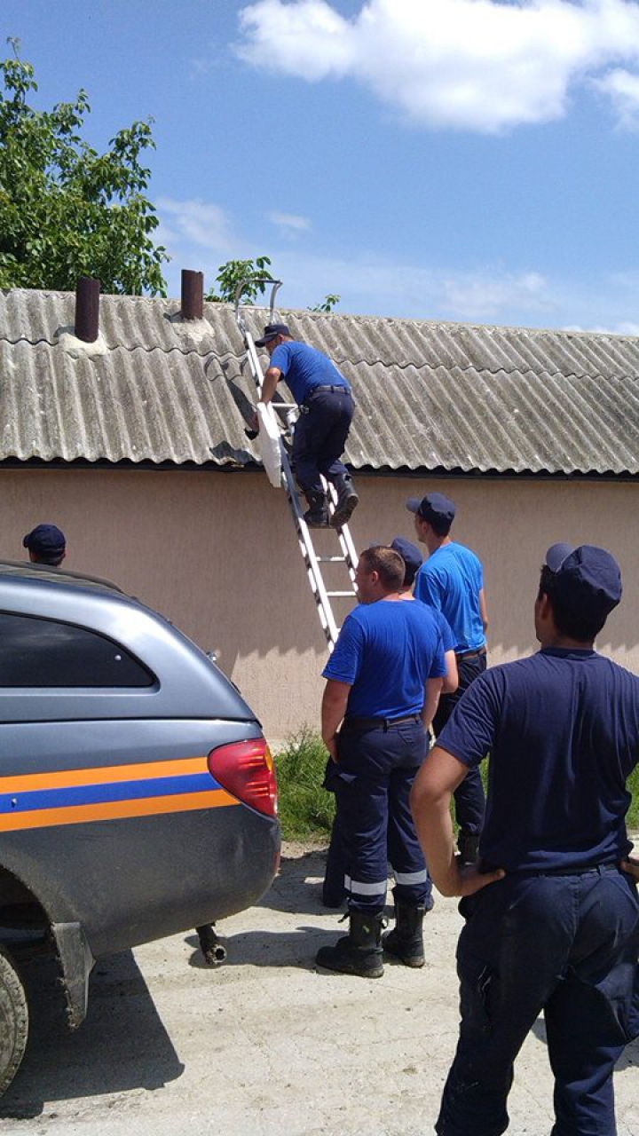 Camioanele cu ardezie au ajuns în satele afectate de ploaia cu grindină de sâmbătă seara (FOTO/VIDEO)