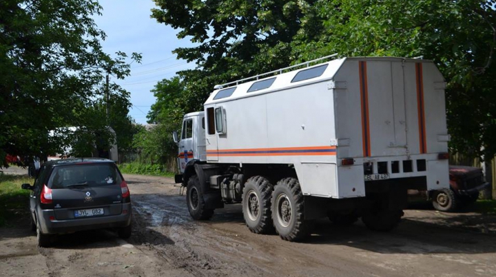 Camioanele cu ardezie au ajuns în satele afectate de ploaia cu grindină de sâmbătă seara (FOTO/VIDEO)