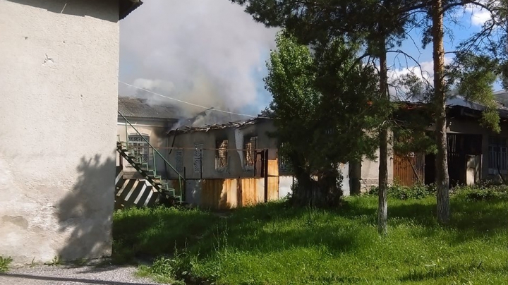 INCENDIU GRAV la Soroca. Arde Colegiul Tehnic Agricol (FOTO)