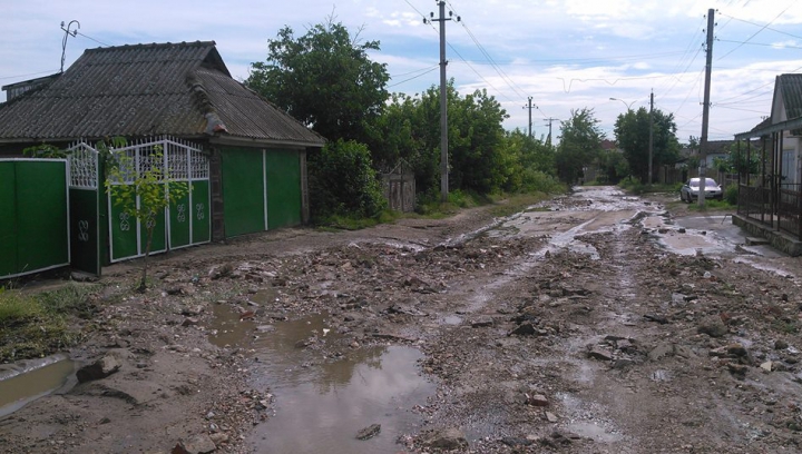 După ploaia de aseară, satul Cojuşna arată ca DUPĂ RĂZBOI (FOTO)