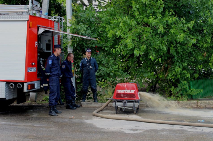 PLOAIA PUTERNICĂ A INUNDAT mai multe gospodării din raioanele Strășeni și Hâncești (FOTO/VIDEO)