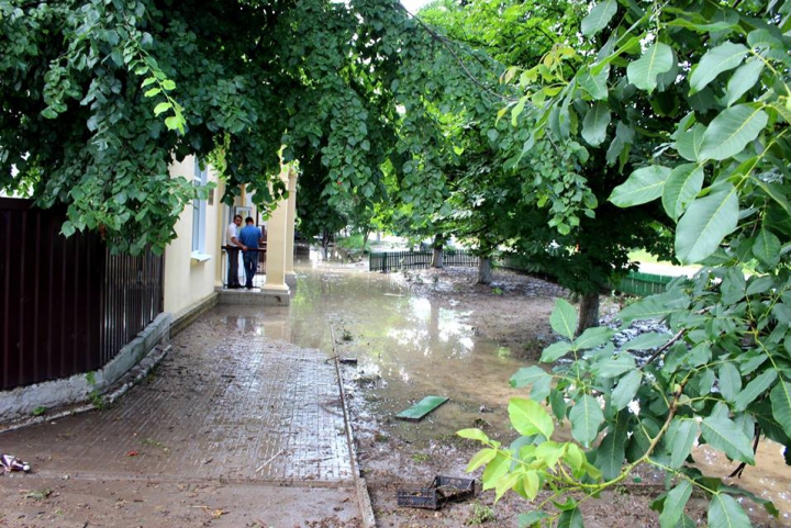 PLOAIA PUTERNICĂ A INUNDAT mai multe gospodării din raioanele Strășeni și Hâncești (FOTO/VIDEO)