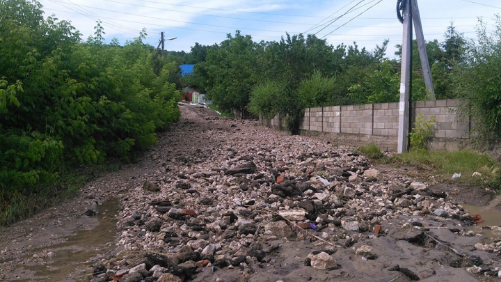 După ploaia de aseară, satul Cojuşna arată ca DUPĂ RĂZBOI (FOTO)