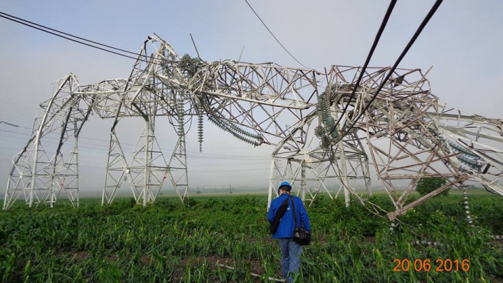 Natura şi-a arătat FORŢA! Imagini SPECTACULOASE cu stâlpi de electricitate contorsionaţi de tornadă