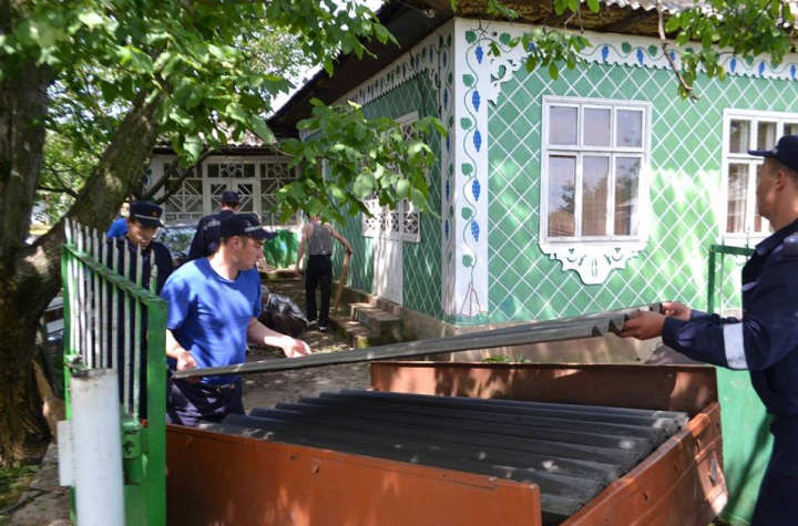 Camioanele cu ardezie au ajuns în satele afectate de ploaia cu grindină de sâmbătă seara (FOTO/VIDEO)