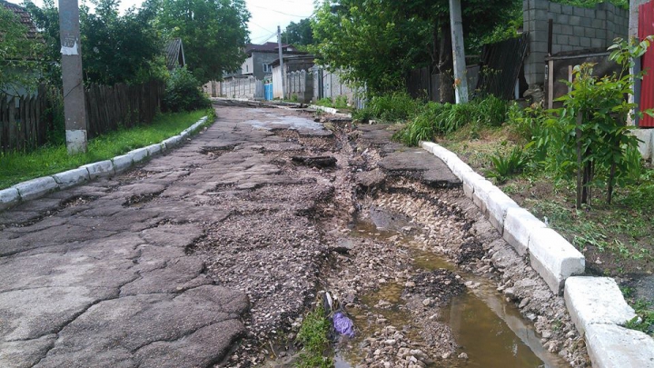 După ploaia de aseară, satul Cojuşna arată ca DUPĂ RĂZBOI (FOTO)