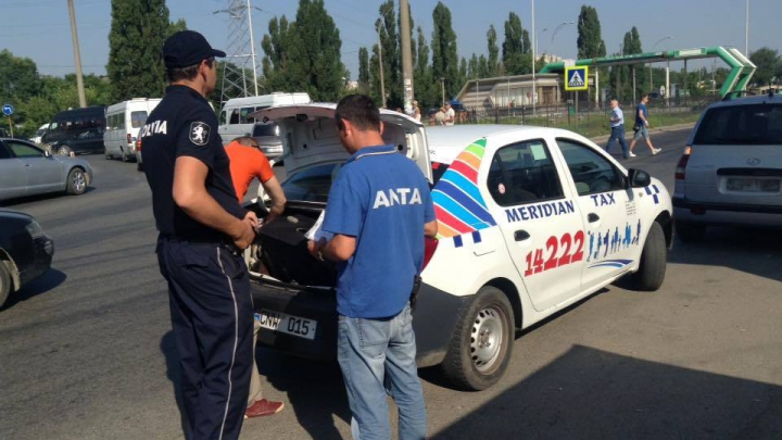 SANCŢIUNI USTURĂTOARE! ŞOFERI DE TAXI FALŞI din Capitală, amendaţi pentru transport ilegal pasageri (FOTO)