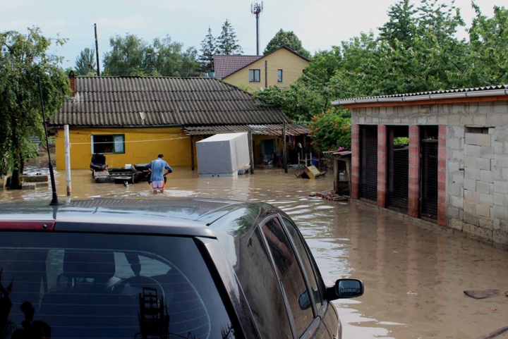 PLOAIA PUTERNICĂ A INUNDAT mai multe gospodării din raioanele Strășeni și Hâncești (FOTO/VIDEO)