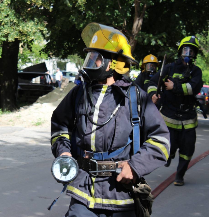 Un autobuz S-A RĂSTURNAT pe şoseaua Balcani. Zeci de pompieri au intervenit (VIDEO/FOTO)