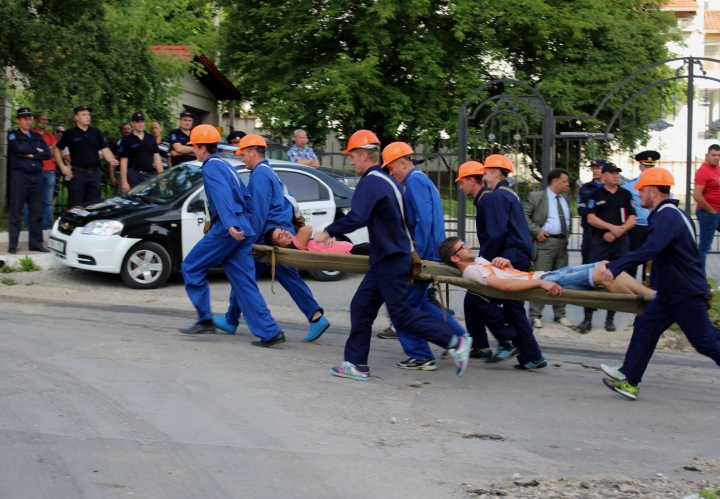 Un autobuz S-A RĂSTURNAT pe şoseaua Balcani. Zeci de pompieri au intervenit (VIDEO/FOTO)