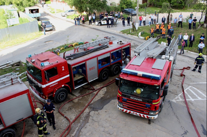 Un autobuz S-A RĂSTURNAT pe şoseaua Balcani. Zeci de pompieri au intervenit (VIDEO/FOTO)