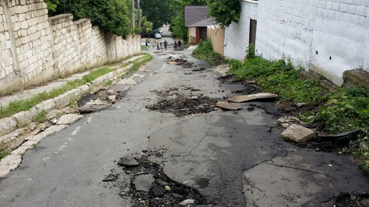 Primăria informează despre PAGUBELE cauzate de ploaie. Pe ce străzi a fost suspendată circulaţia (FOTO)