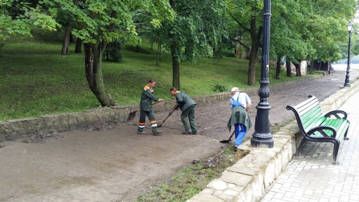 Primăria informează despre PAGUBELE cauzate de ploaie. Pe ce străzi a fost suspendată circulaţia (FOTO)